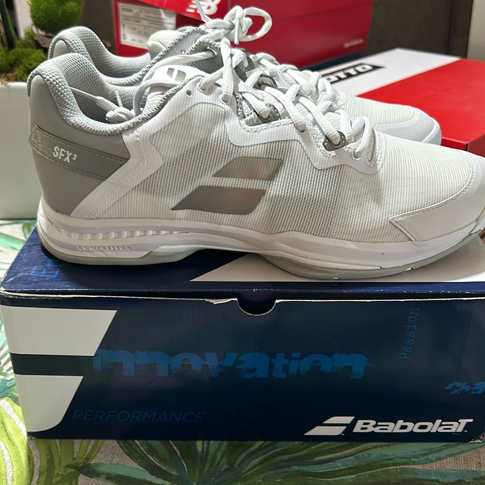Women’s tennis shoes
